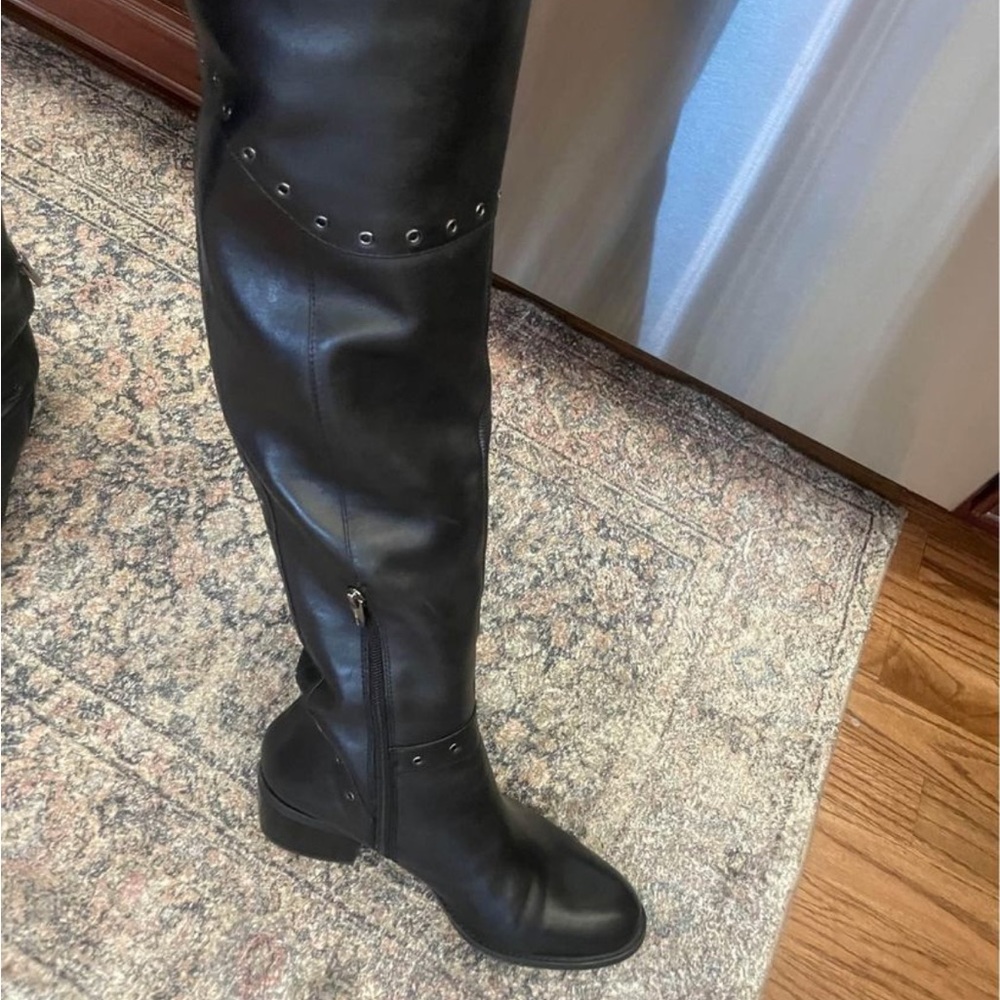 Women’s boots size 8